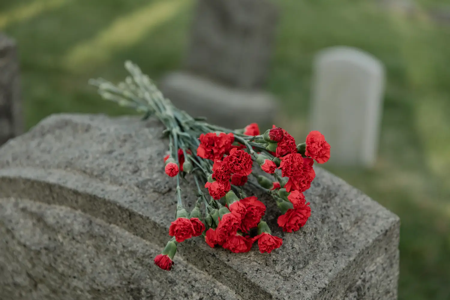 Witte bloemen bij een uitvaart