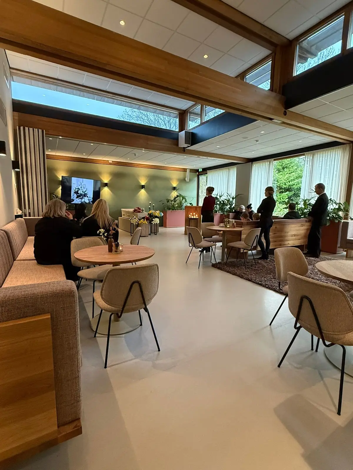 Yau Uitvaart 柔殯儀服務 in Den Haag