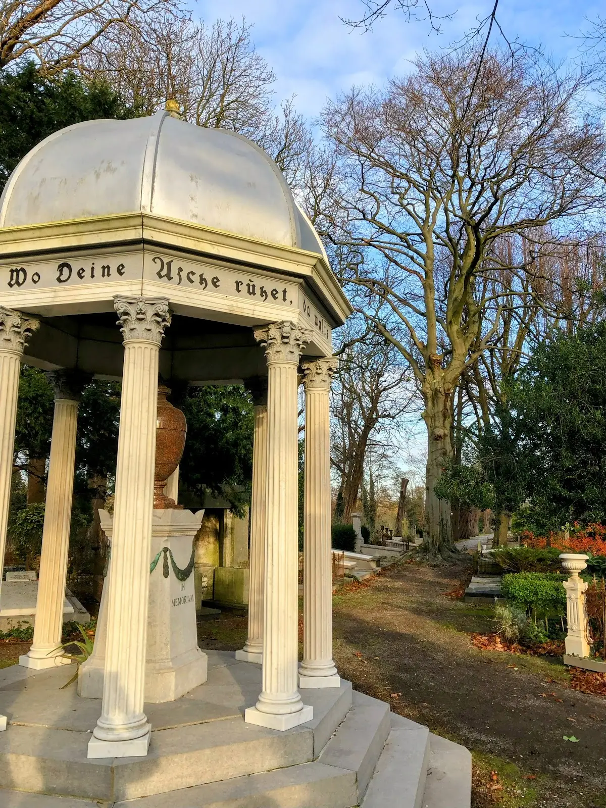 Cemetery Oud Eik en Duinen in Den Haag