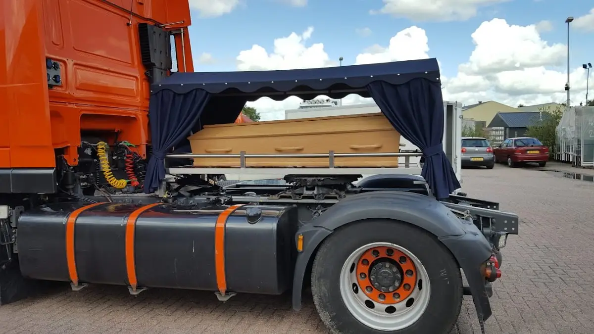 Rouwtruckframe, Uitvaartvervoer in Harkema