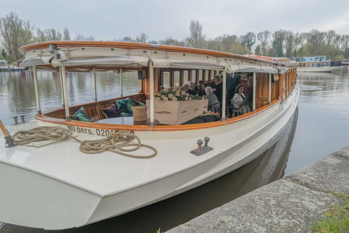Uitvaart per boot in Muiden